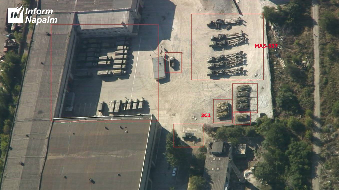 Волонтери показали, де терористи тримають у Донецьку танки та гармати - фото 1