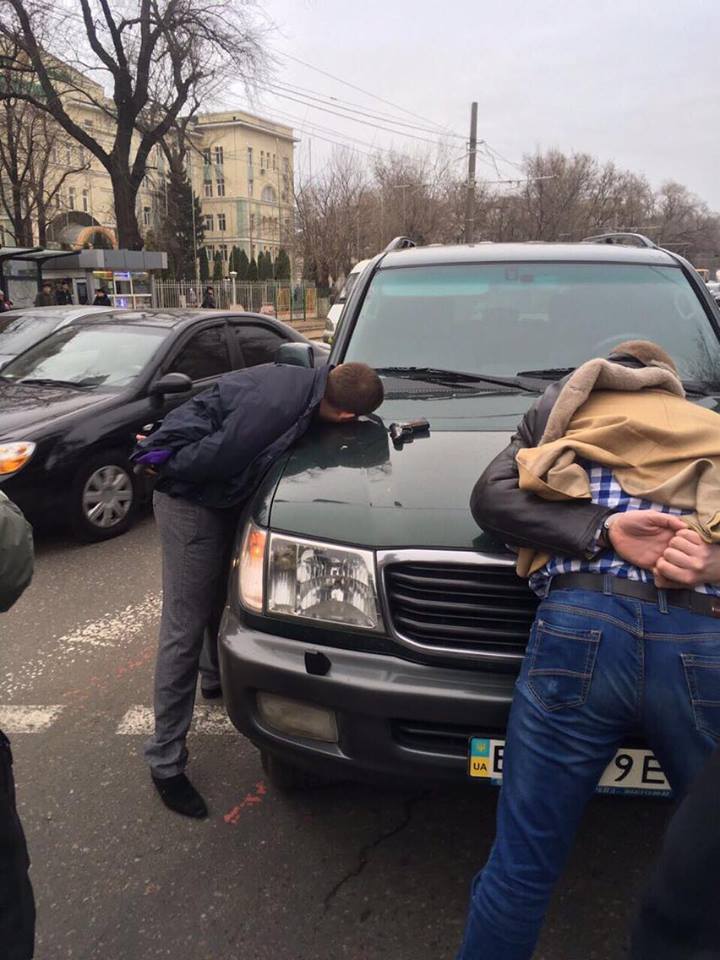 В Одесі поліцейського і антикорупціонерів спіймали на хабарі у 3,5 тис. доларів (ФОТО) - фото 2