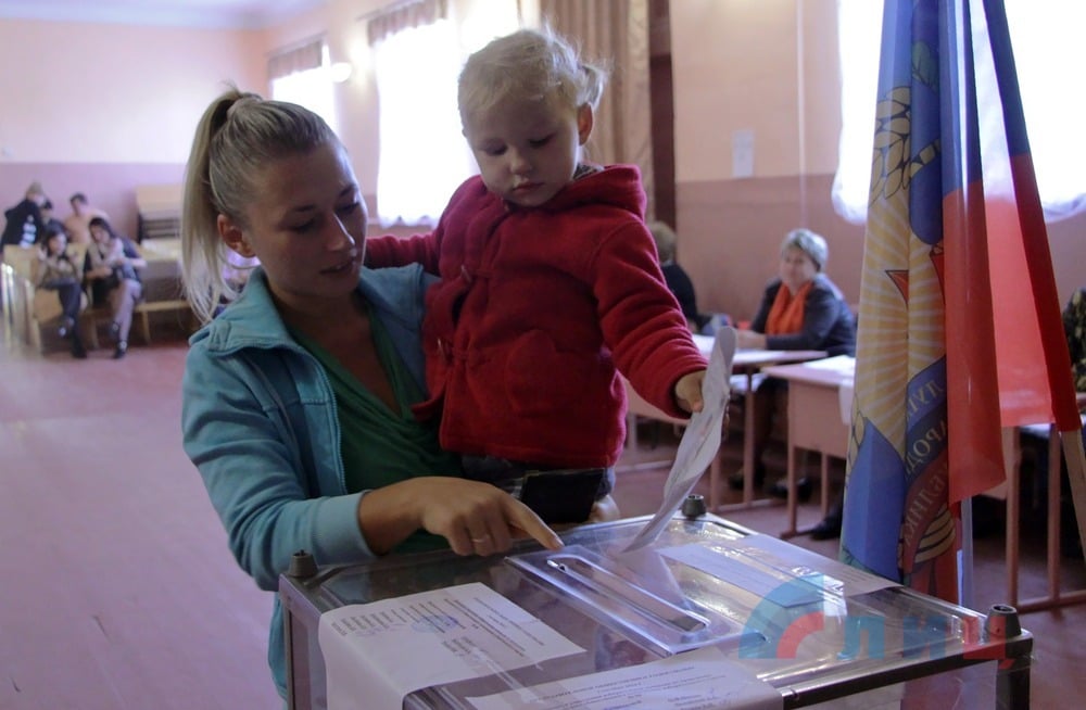 В Луганську пенсіонери голосували на праймеріз "ЛНР" з паспортом України (ФОТО) - фото 2