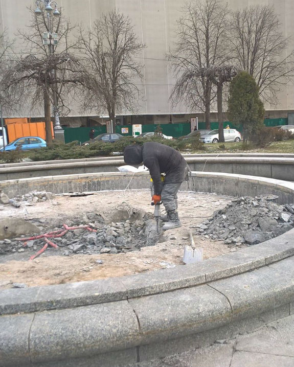 На Майдані у Києві відбійним молотком "рихтують" фонтани - фото 1