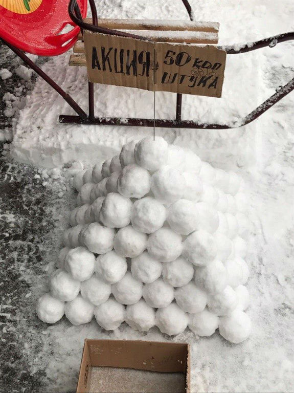 Мешканці столиці почали продавати сніжки  - фото 1