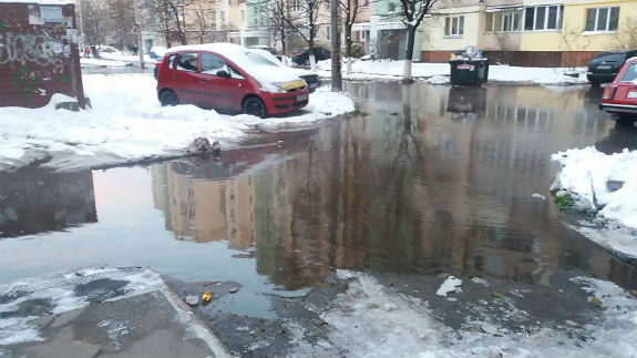 На столичній Борщагівці двір багатоповерхівки перетворився на озеро   - фото 1