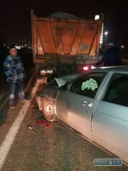 На Одещині вантажівка зіткнулася з легковушкою (ФОТО) - фото 1