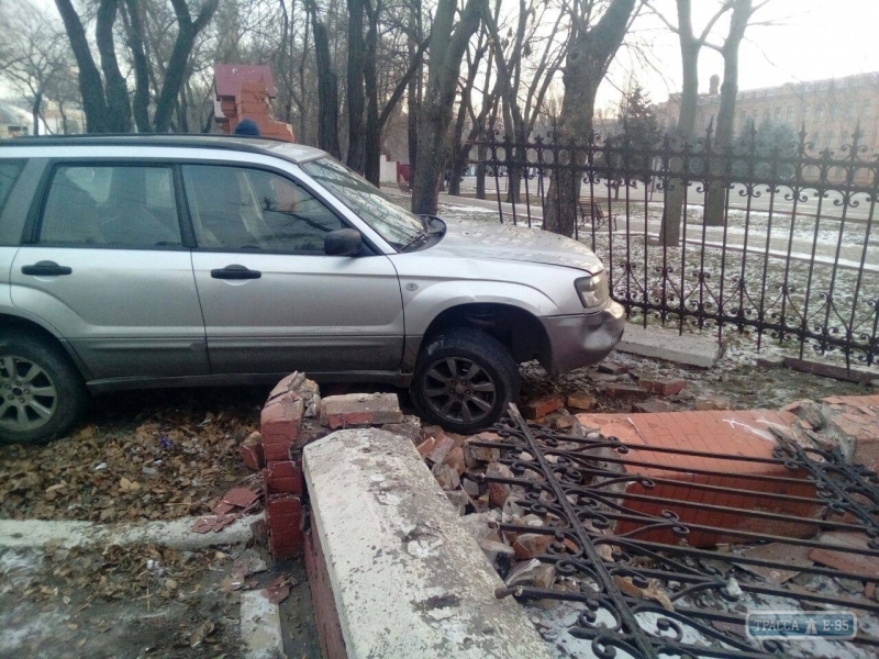 Автомобіль випадково зніс паркан Військової академії в Одесі - фото 2