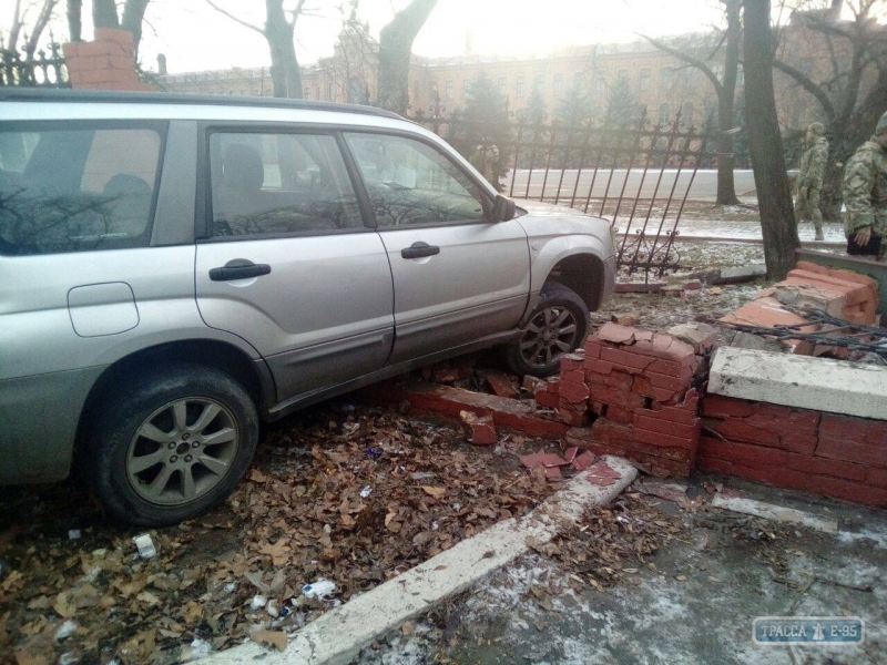 Автомобіль випадково зніс паркан Військової академії в Одесі - фото 1