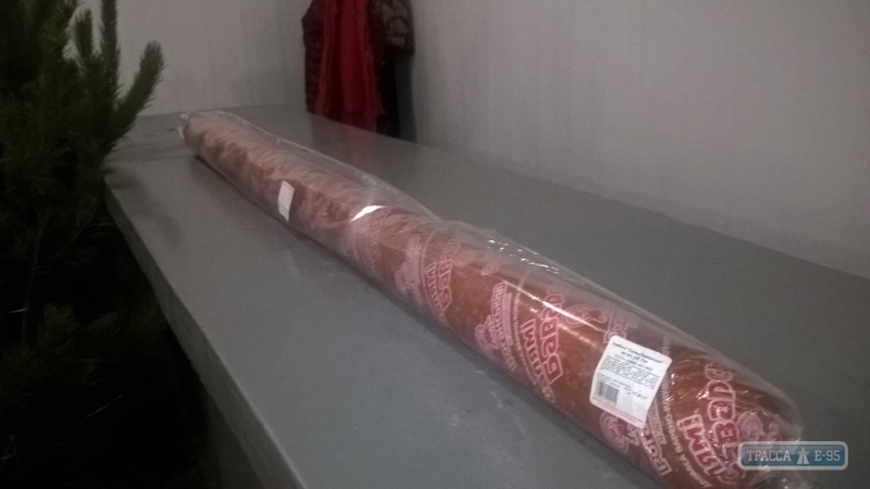 На Одещині продають гігантську ковбасу завдовжки два метри (ФОТО) - фото 1