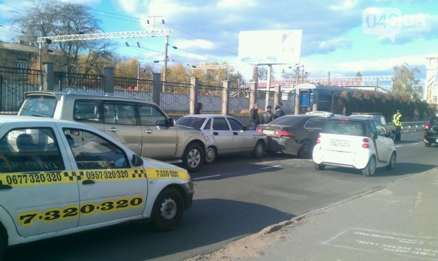 Зловісна частина одеських доріг: на Середньофонтанській зіткнулися шість автомобілів (ФОТО) - фото 2