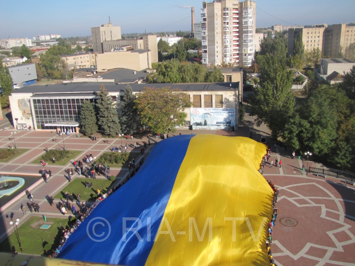 У Мелітополі розгорнули найбільший прапор України - фото 2