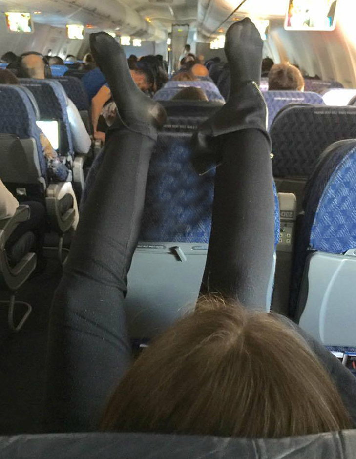 Культурний шок: 30 найогидніших пасажирів літаків (ФОТО 18+) - фото 26