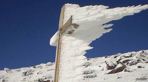 Як хуртовина і сніг фантастично "затюнінгували" хрест на Говерлі - фото 2