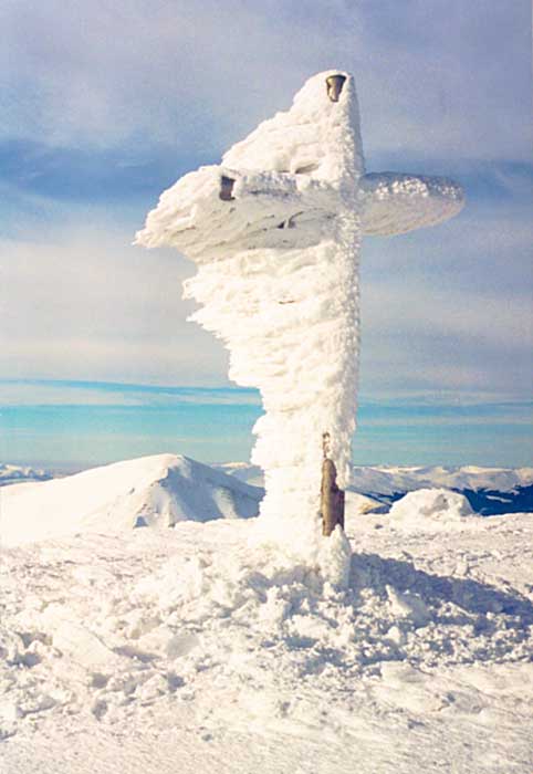 Як хуртовина і сніг фантастично "затюнінгували" хрест на Говерлі - фото 1