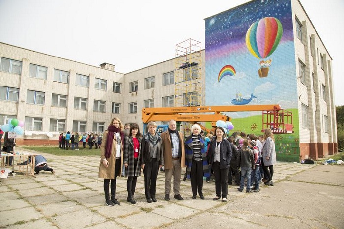 Відомий український художник з дітьми Луганщини створив мурал на 3 поверхи (ФОТО) - фото 4