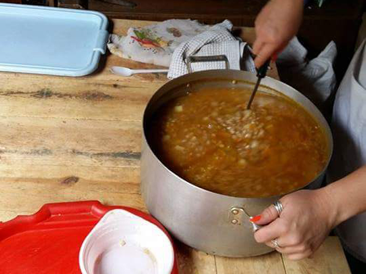 Їжу для сумських безпритульних готує маленький Прінц  - фото 2
