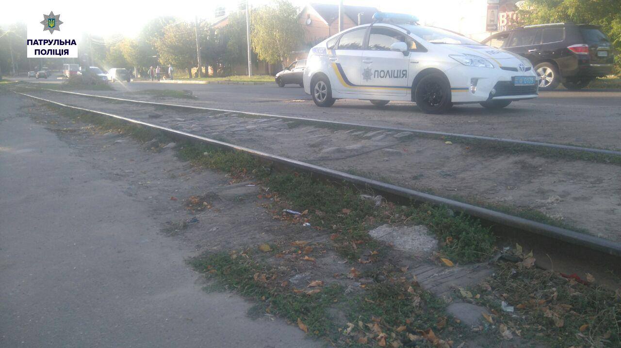 У Миколаєві через ями на трамвайних переїздах водії створюють аварійні ситуації