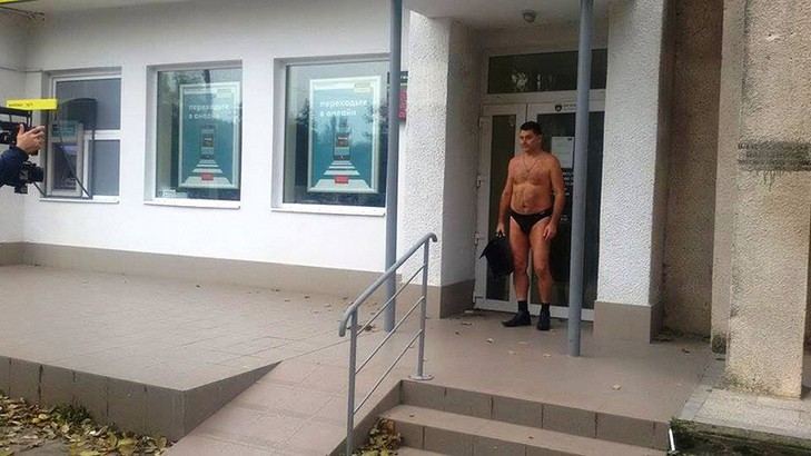 В Одесі оголений чоловік у шкарпетках і туфлях завітав до банку (ФОТО) - фото 3