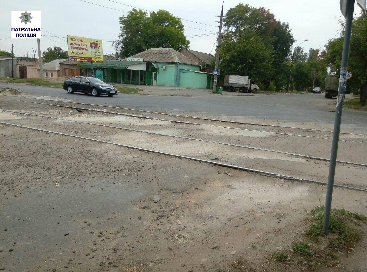 У Миколаєві через ями на трамвайних переїздах водії створюють аварійні ситуації