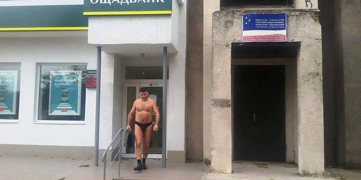 В Одесі оголений чоловік у шкарпетках і туфлях завітав до банку (ФОТО) - фото 2