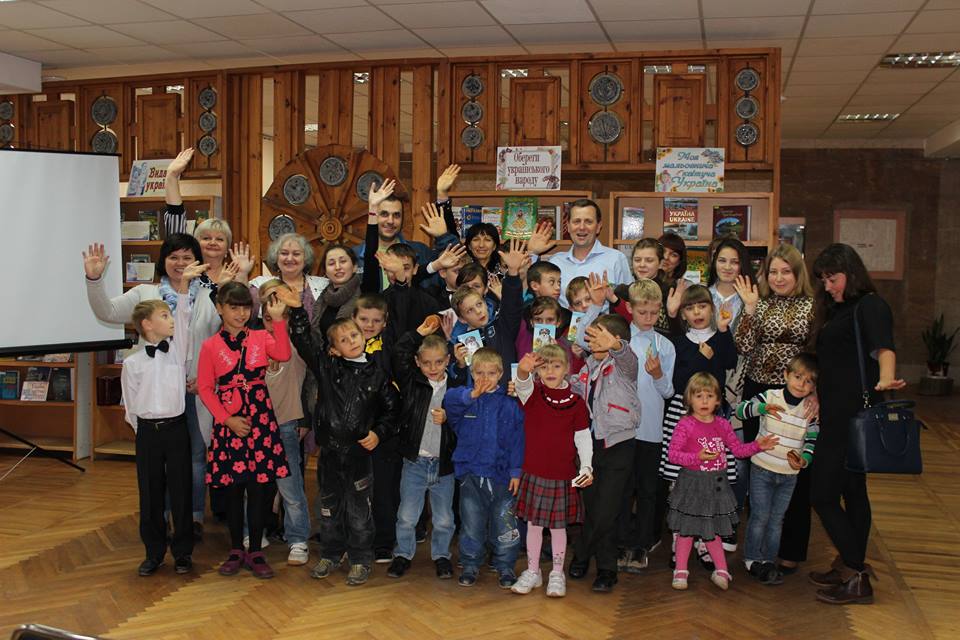 Миколаївська письменниця подарувала свою "Знайду" дитячим будинкам - фото 4