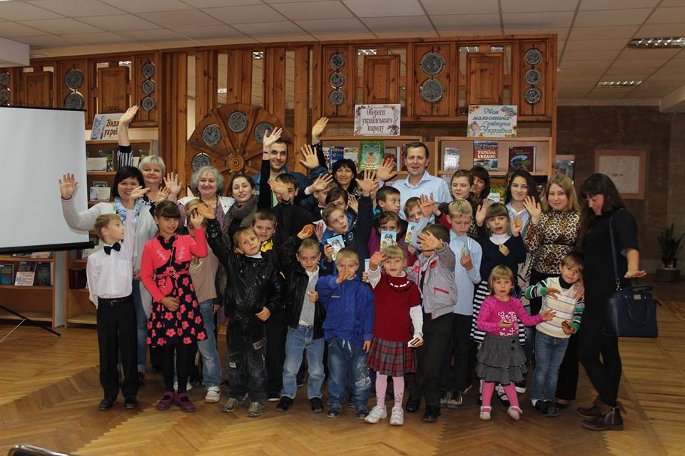 Миколаївська письменниця подарувала свою "Знайду" дитячим будинкам - фото 4