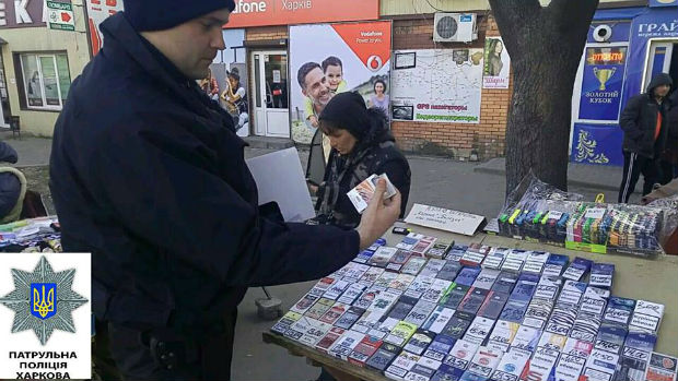 Харківські копи ліквідували сигаретні розкладки та "наливайки" на базарі - фото 2