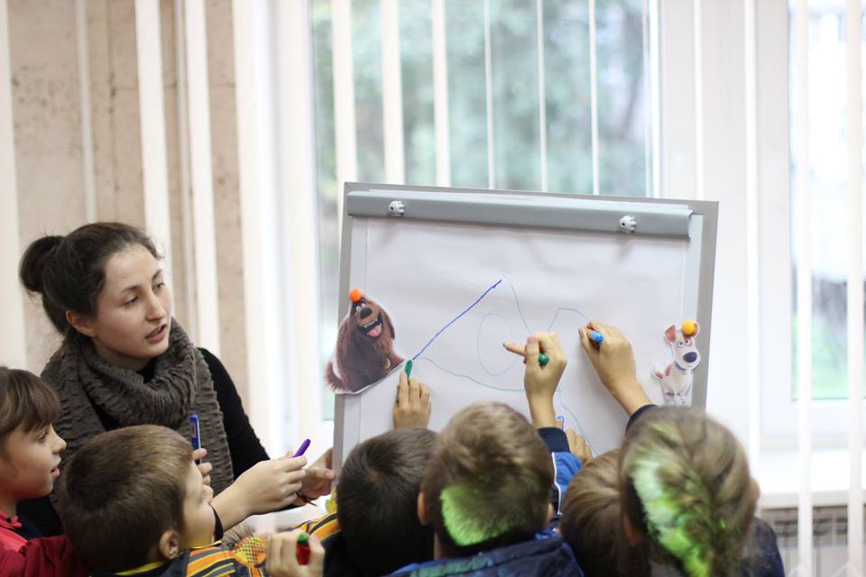 Миколаївська письменниця подарувала свою "Знайду" дитячим будинкам - фото 3