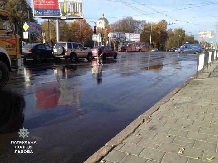 Львівські копи примусили чоловіка вимити асфальт (ФОТО) - фото 1