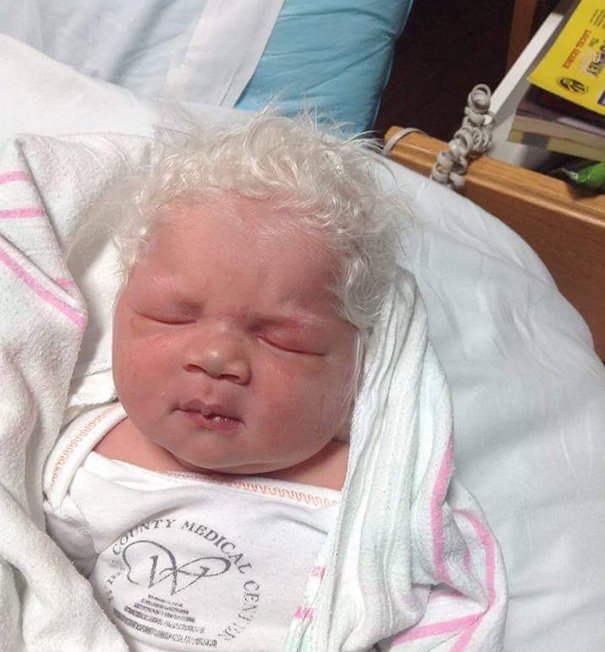 15 малюків, які народилися з суперкрутими зачісками - фото 2