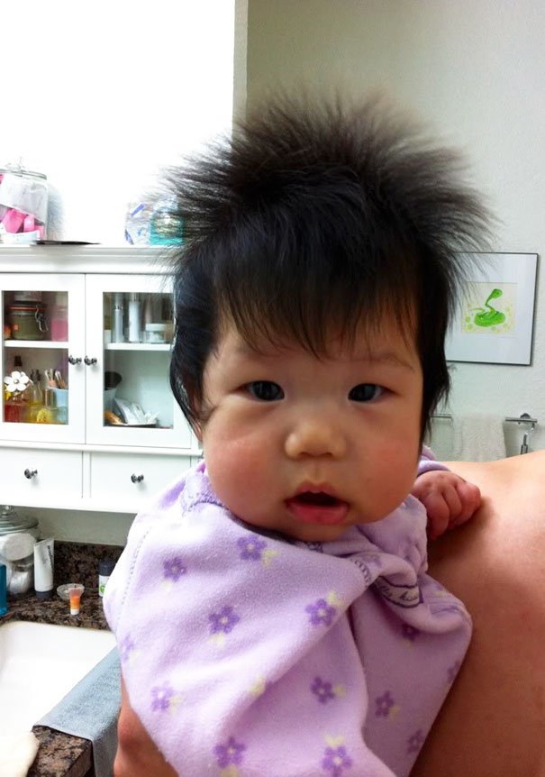 15 малюків, які народилися з суперкрутими зачісками - фото 11
