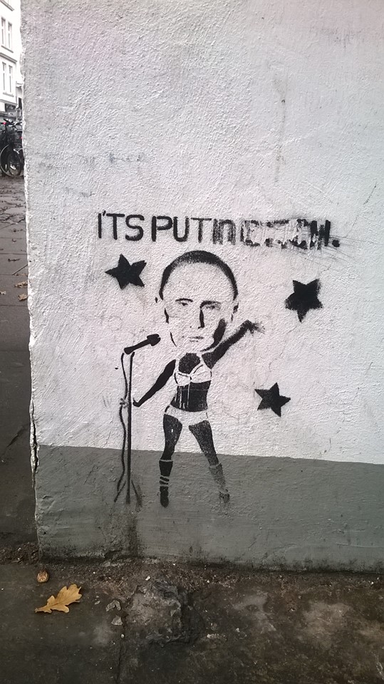 В Гамбурзі знайшли Путіна в образі путани (ФОТОФАКТ) - фото 3 В Гамбурзі знайшли Путіна в образі путани (ФОТОФАКТ) - фото 3