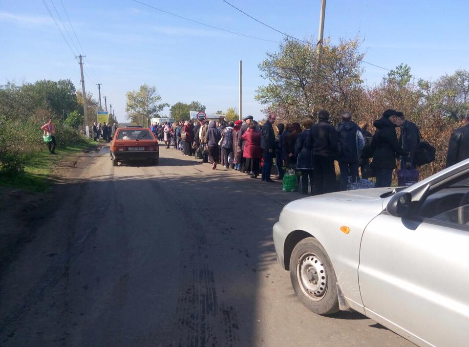 Жителі окупованої Донеччини утворили натовп на пункті пропуску "Гнутове" (ФОТО) - фото 1