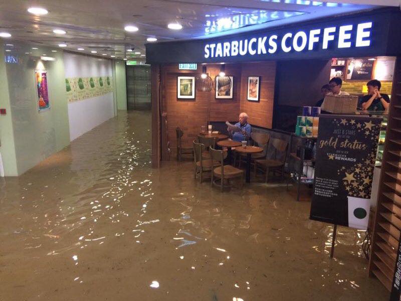 "Дядечко Старбакс": чоловік залишився допивати каву в затопленому торговому центрі - фото 1