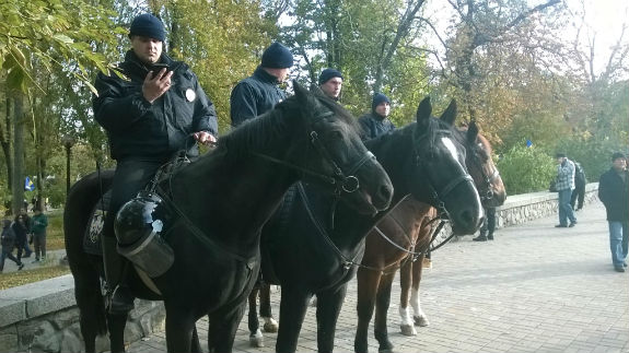  Як поліція на конях охороняє марш націоналістів у Києві  - фото 1