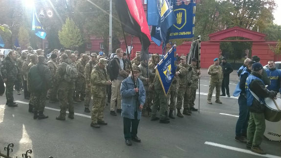 Націоналісти розгорнули величезний прапор України у центрі Києва - фото 3