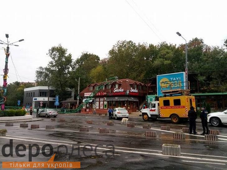 В Одесі в Аркадії впав будівельний кран (ФОТО) - фото 3
