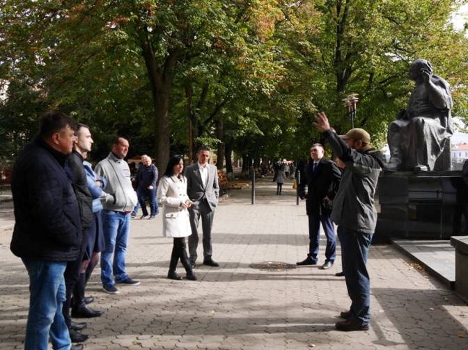 Ужгородським чиновникам провели екскурсію кварталами міста - фото 2