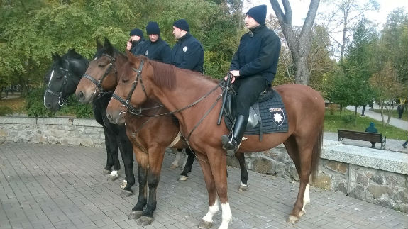  Як поліція на конях охороняє марш націоналістів у Києві  - фото 2