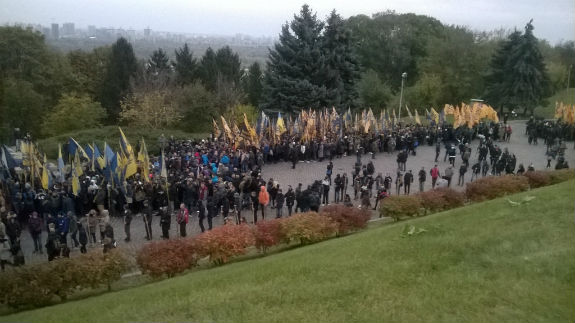 Кілька сотень "азовців" рушили маршем від Музею Другої світової війни - фото 2