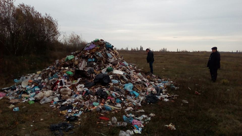 Львівське сміття вивантажили біля траси на Житомирщині - фото 2