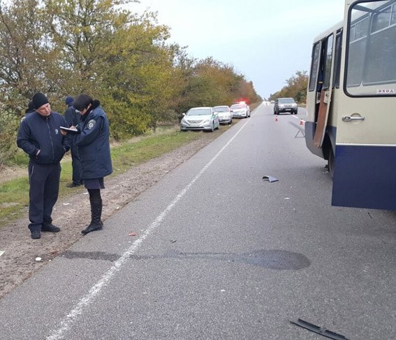 На шляху до Миколаєва маршрутка із людьми врізалася у вантажівку