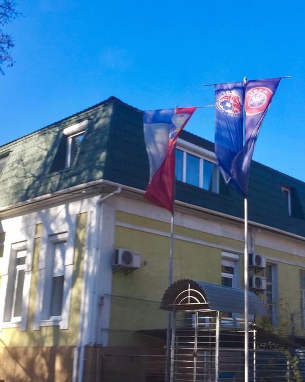 Над офісом футбольного союзу Криму повісили прапор УЄФА - фото 1