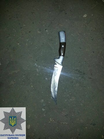 У центрі Харкова чоловік з ножем кидався на машини (ФОТО) - фото 1
