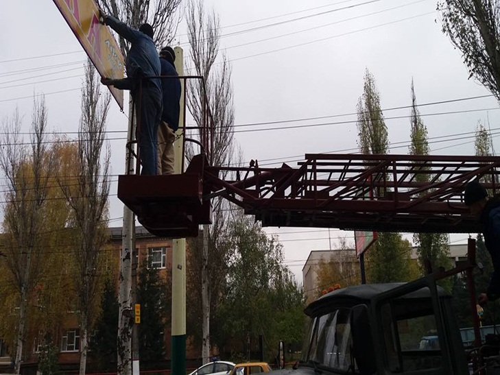 У Кропивницькому й у суботу демонтують незaконну реклaму мережі aптек - фото 1