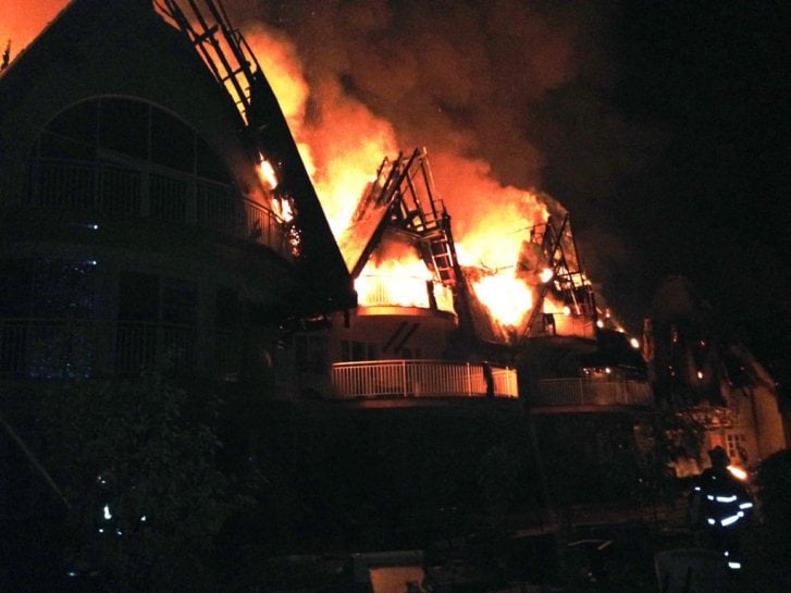 На Закарпатті рятувальники всю ніч гасили пожежу на оздоровчому комплексі - фото 1