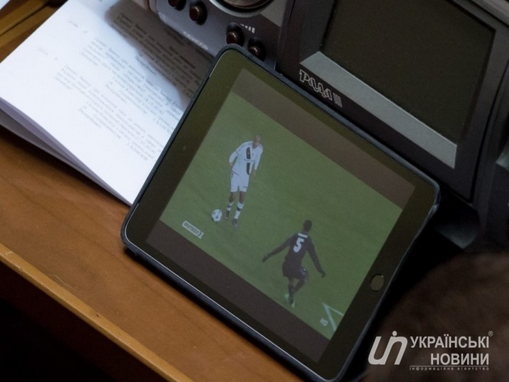 Нардеп з Буковини дивився футбол під час засідання Ради (ФОТО) - фото 1
