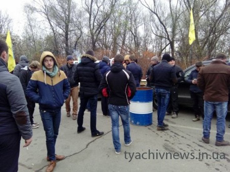Закарпатські "пересічники" заблокували також рух на КПП "Солотвино" на Тячівщині - фото 1