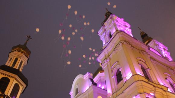 На честь вінницьких "пташенят" запустили в небо кульки і підсвітили собор - фото 7