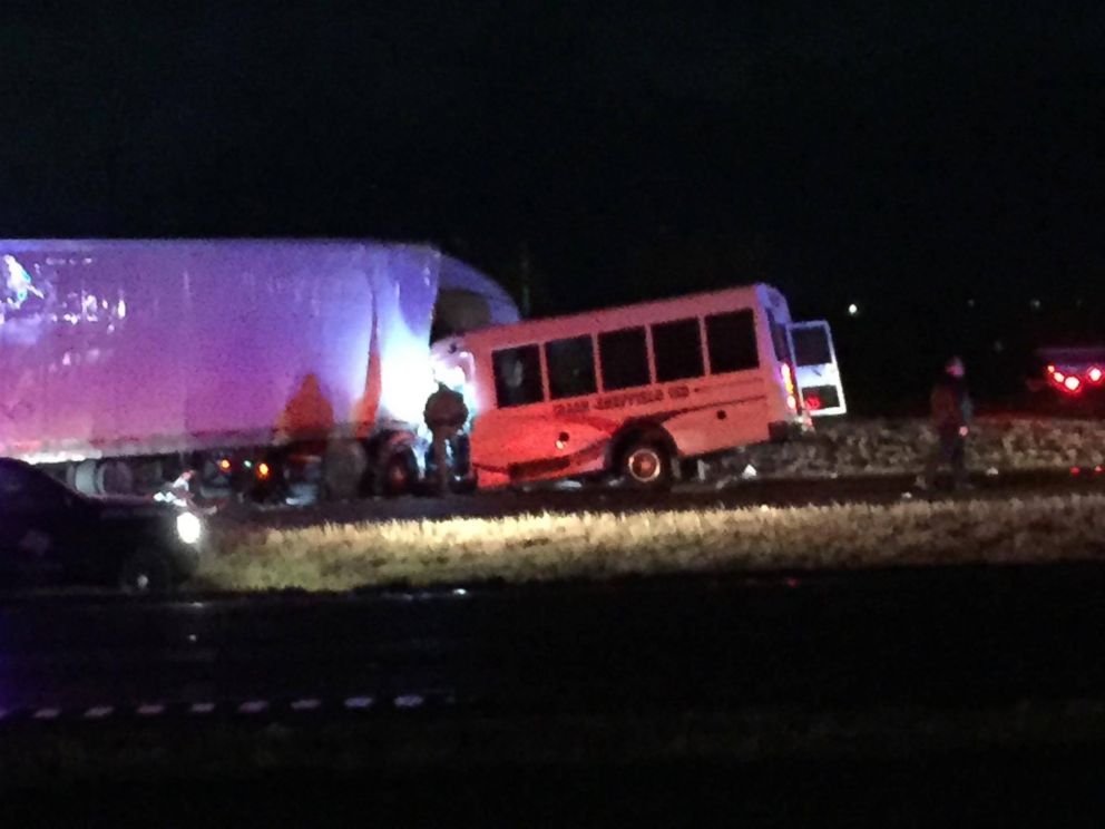 У Техасі зіткнулися автопоїзд і шкільний автобус, є потерпілі - фото 2