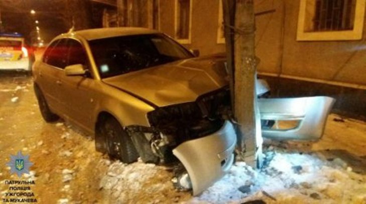 В Ужгороді жінка влетіла на автівці в електричний стовп і залишила місце аварії - фото 1
