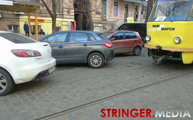 Автохам зупинив в Одесі рух трамваїв (ФОТО) - фото 1