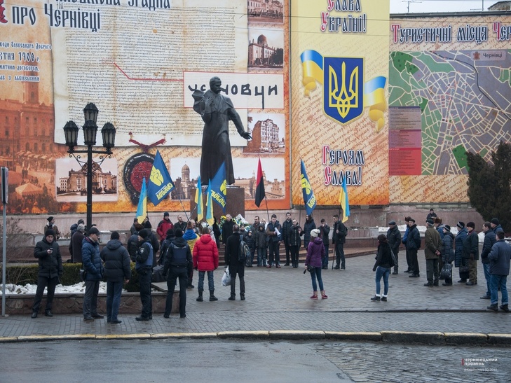 На центральній площі Чернівців на День соборності України створили Ланцюг єдності (ФОТО) - фото 3